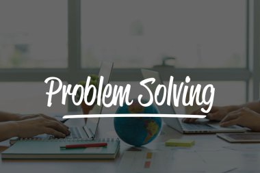 Ofiste dizüstü bilgisayarlarda çalışan iki iş adamları