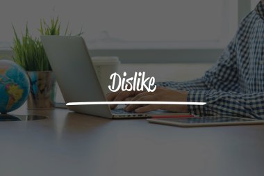 işadamı ofis dizüstü bilgisayar ile çalışma