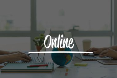 Ofiste dizüstü bilgisayarlarda çalışan iki iş adamları