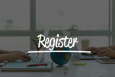 Ofiste dizüstü bilgisayarlarda çalışan iki iş adamları