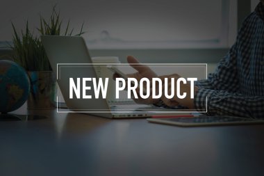 Masa başında otururken Smartphone kullanan adam