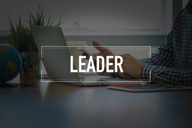 Masa başında otururken Smartphone kullanan adam