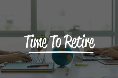 Ofiste dizüstü bilgisayarlarda çalışan iki iş adamları