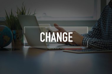 Masa başında otururken Smartphone kullanan adam