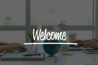 Ofiste dizüstü bilgisayarlarda çalışan iki iş adamları