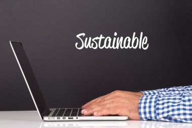 Dizüstü bilgisayarda erkek eli