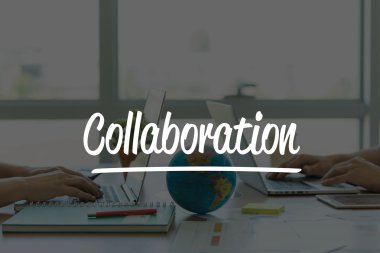 Ofiste dizüstü bilgisayarlarda çalışan iki iş adamları