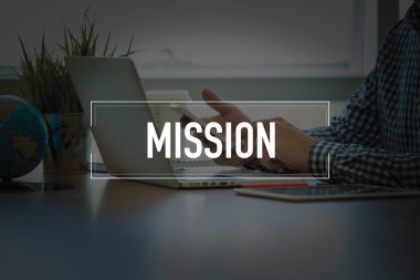 Masa başında otururken Smartphone kullanan adam