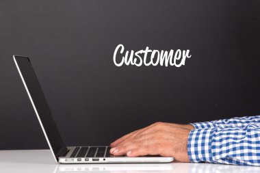 Dizüstü bilgisayarda erkek eli