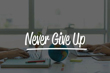 Ofiste dizüstü bilgisayarlarda çalışan iki iş adamları