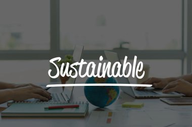 Ofiste dizüstü bilgisayarlarda çalışan iki iş adamları