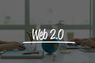 Ofiste dizüstü bilgisayarlarda çalışan iki iş adamları