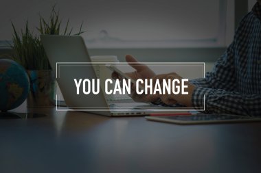 Masa başında otururken Smartphone kullanan adam
