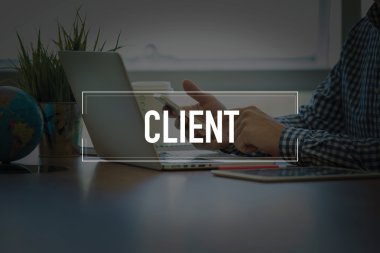 Masa başında otururken Smartphone kullanan adam