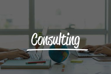 Ofiste dizüstü bilgisayarlarda çalışan iki iş adamları