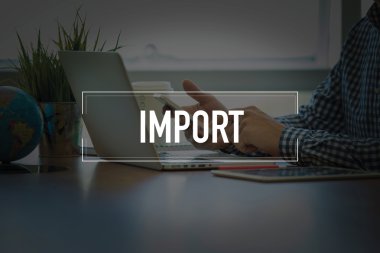 Masa başında otururken Smartphone kullanan adam