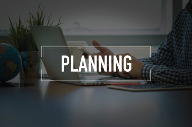 Masa başında otururken Smartphone kullanan adam