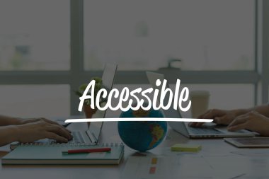 Ofiste dizüstü bilgisayarlarda çalışan iki iş adamları