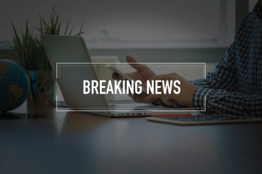 Masa başında otururken Smartphone kullanan adam