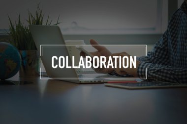 Masa başında otururken Smartphone kullanan adam