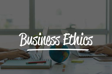 Ofiste dizüstü bilgisayarlarda çalışan iki iş adamları