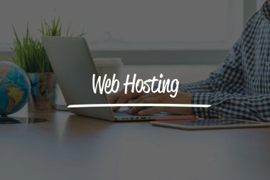 işadamı ofis dizüstü bilgisayar ile çalışma