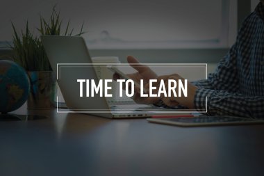 Masa başında otururken Smartphone kullanan adam