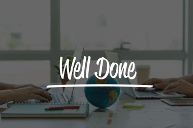 Ofiste dizüstü bilgisayarlarda çalışan iki iş adamları