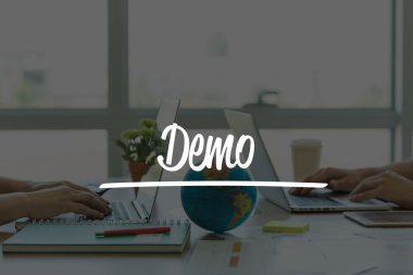 Ofiste dizüstü bilgisayarlarda çalışan iki iş adamları