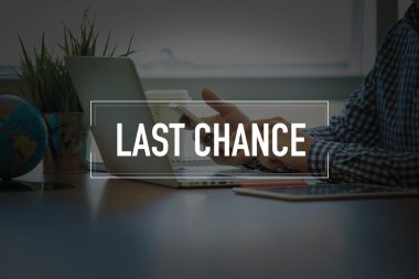 Masa başında otururken Smartphone kullanan adam