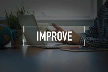 Masa başında otururken Smartphone kullanan adam