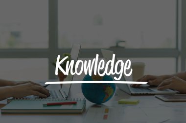 Ofiste dizüstü bilgisayarlarda çalışan iki iş adamları