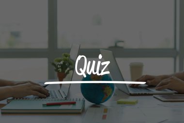 Ofiste dizüstü bilgisayarlarda çalışan iki iş adamları