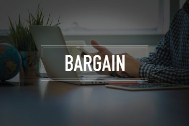 Masa başında otururken Smartphone kullanan adam