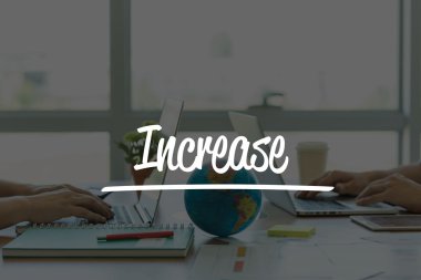 Ofiste dizüstü bilgisayarlarda çalışan iki iş adamları