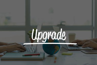 Ofiste dizüstü bilgisayarlarda çalışan iki iş adamları