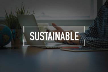 Masa başında otururken Smartphone kullanan adam