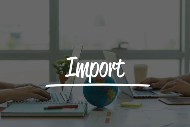 Ofiste dizüstü bilgisayarlarda çalışan iki iş adamları