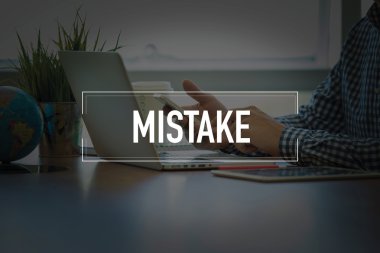 Masa başında otururken Smartphone kullanan adam