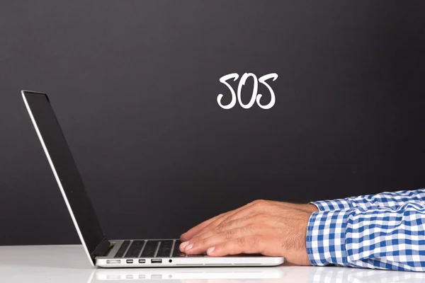 Manos masculinas en el teclado portátil — Foto de Stock