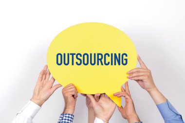 konuşma balonu tutan insanlar