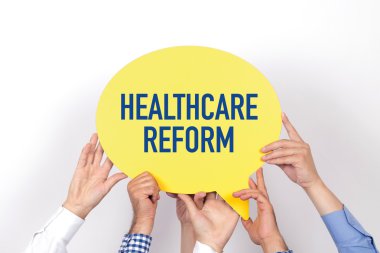 konuşma balonu tutan insanlar