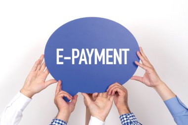 konuşma balonu tutan insanlar