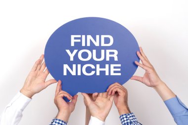 konuşma balonu tutan insanlar