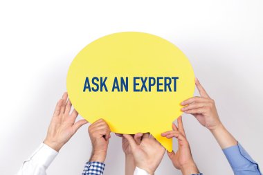 konuşma balonu tutan insanlar