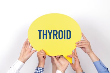 konuşma balonu tutan insanlar