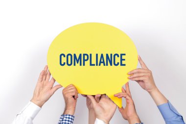 konuşma balonu tutan insanlar