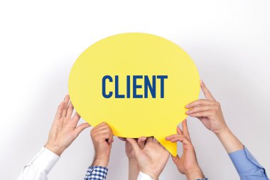 konuşma balonu tutan insanlar