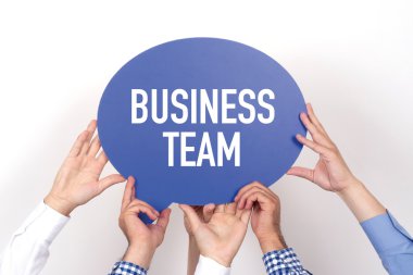 konuşma balonu tutan insanlar