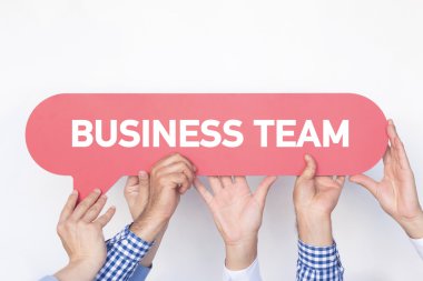 Bir grup insan konuşma balonu holding